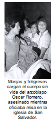Monjas y feligreses cargan el cuerpo sin vida del arzobispo Oscar Romero, asesinado mientras oficiaba misa en la iglesia de San Salvador.  