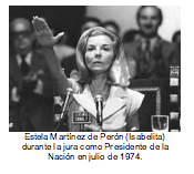 Estela Martínez de Perón (Isabelita) durante la jura como Presidente de la Nación en julio de 1974. 