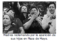 Madres reclamando por la aparicin de sus hijos en Plaza de Mayo.  