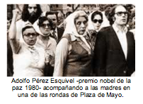 Adolfo Prez Esquivel -premio nobel de la paz 1980- acompaando a las madres en una de las rondas de Plaza de Mayo. 